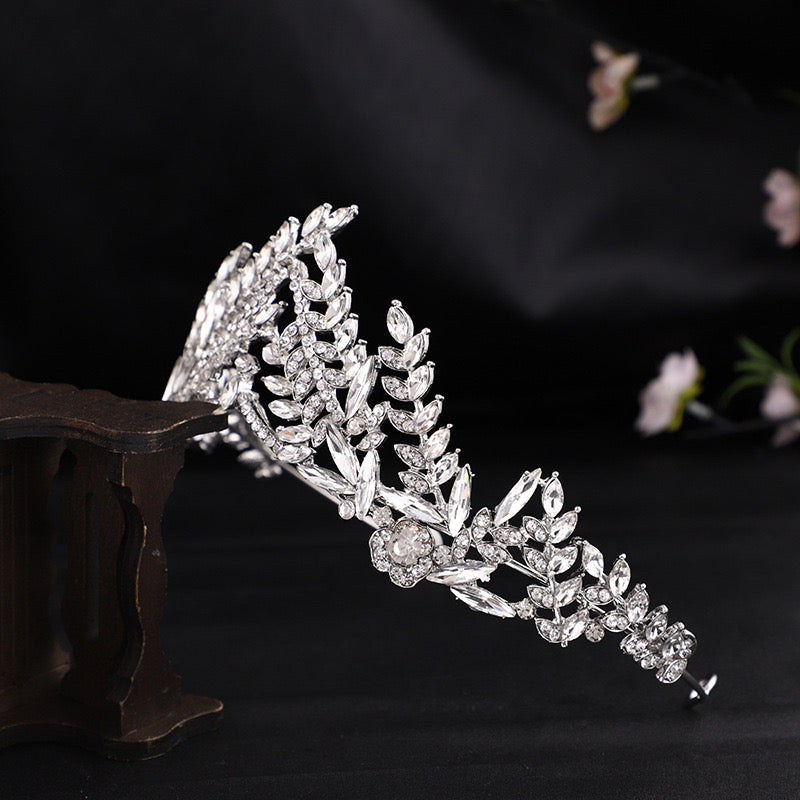 Silver Crystal Crowns and Tiaras with Comb for Girl or Women Princess Crown Queen Crown for Birthday Christmas Xmas Halloween Party