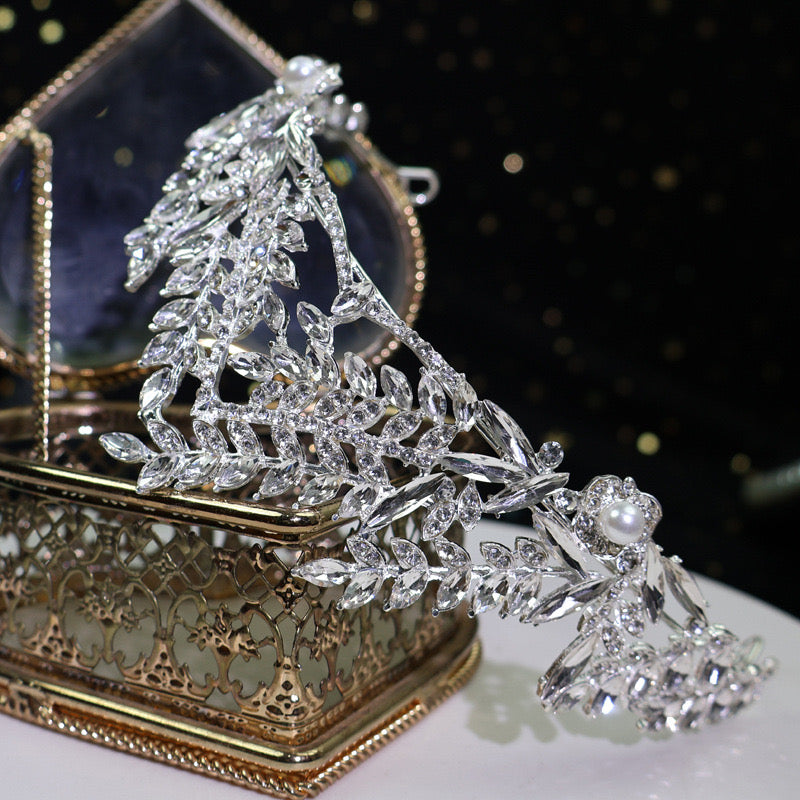 Silver Crystal Crowns and Tiaras with Comb for Girl or Women Princess Crown Queen Crown for Birthday Christmas Xmas Halloween Party