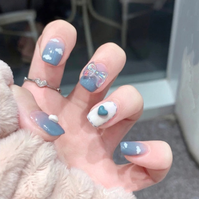Short 24pcs Professional Fake Nails Sky Blue Cloud Acrylic Nail Tips Heart Decal Press On Nails Full Cover Manicure Z1347